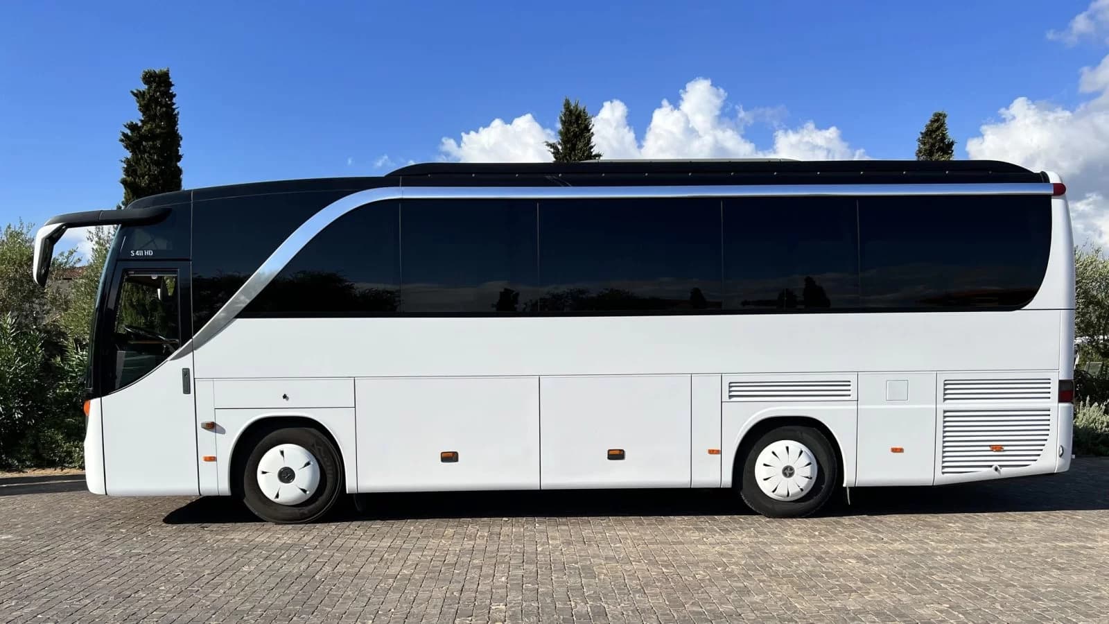 doufexis-bus-scaled-r5usymub65qi7mvzzflll0ninz6x6mz1vzsof09yjs.jpg.webp